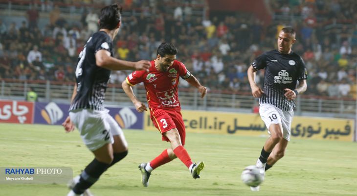 بُرد تراکتور در شب دود و بطری